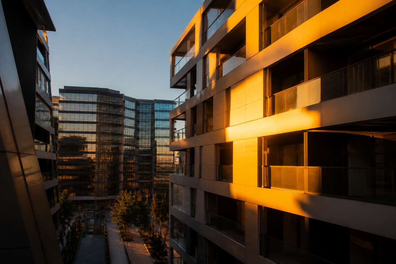 Comprendre l'impact de la lumière sur les édifices urbains