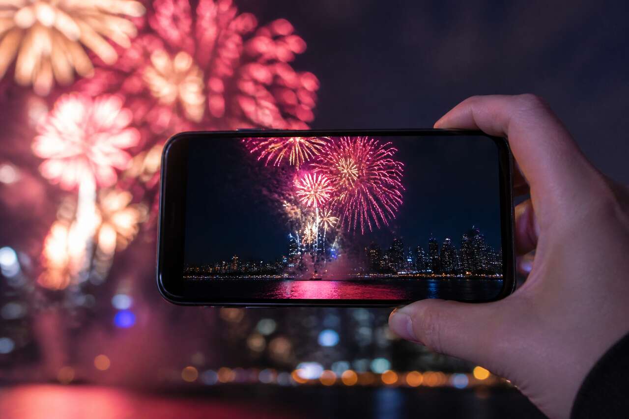 Photographier un feu d’artifice avec un iphone ou un smartphone Photographier un feu d’artifice avec un iphone ou un smartphone